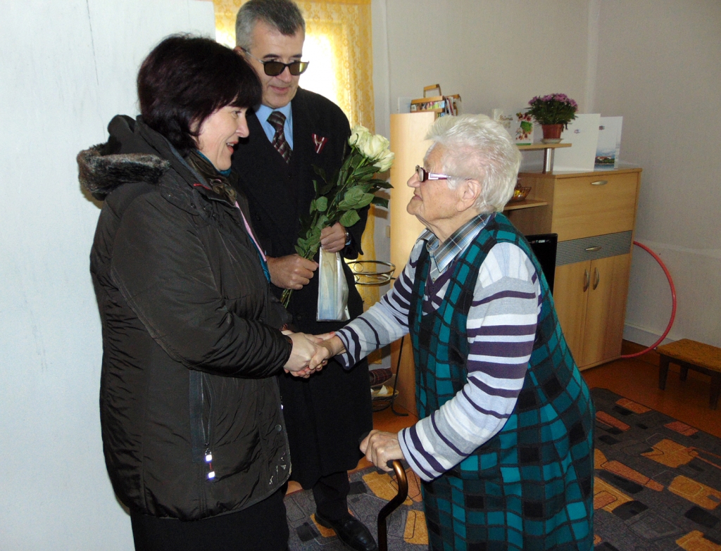 Lūciju Kārklu simtajā dzimšanas dienā sveic Bauskas novada domes priekšsēdētājs Raitis Ābelnieks un sabiedrisko attiecību speciāliste Andra Matuļenko. 
Autors:  . Vilnis Auzāns