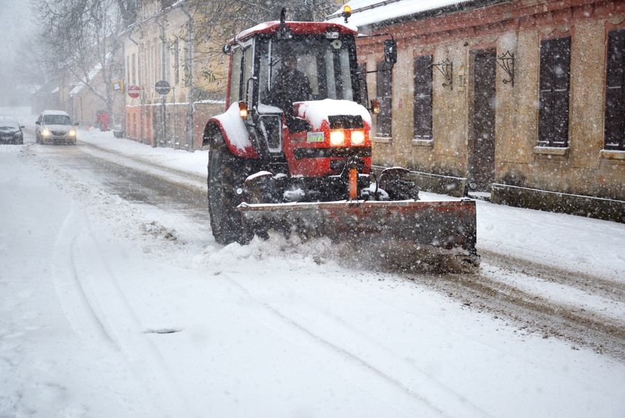 Atslogojot roku darbu, šogad SIA «Vides serviss» ziemas sezonā plāno maksimāli mehanizēt darbu.
Autors: Ivars Bogdanovs