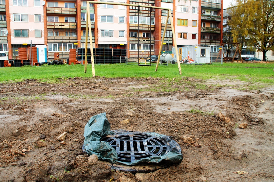 Bauskā, Salātu un Vītolu ielas namu iekšpagalmos, lietusūdens savākšanas akas vietām atrodas zālienā. Plānots, ka nākotnē tur būs auto stāvlaukumi.
Autors: Uldis Varnevičs