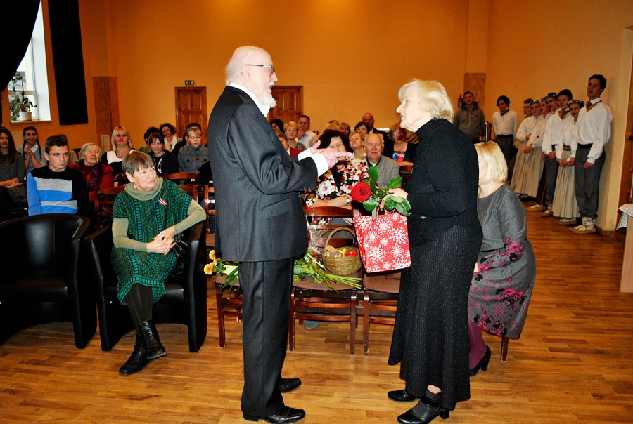 Dzejnieks Knuts Skujenieks jubilejas sarīkojumā Kurmenes tautas namā saņēma daudz ziedu un laba vēlējumu. Īpašas dāvanas bija sarūpējusi Anna Grundmane.
Autors: Vilnis Auzāns