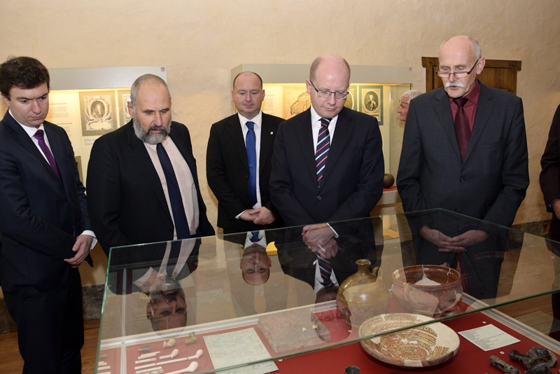 Bauskas pils muzeja direktors Māris Skanis Čehijas valdības vadītājam un viņa pavadošajām personām izrāda muzeja ekspozīciju. 
Autors: Ivars Bogdanovs