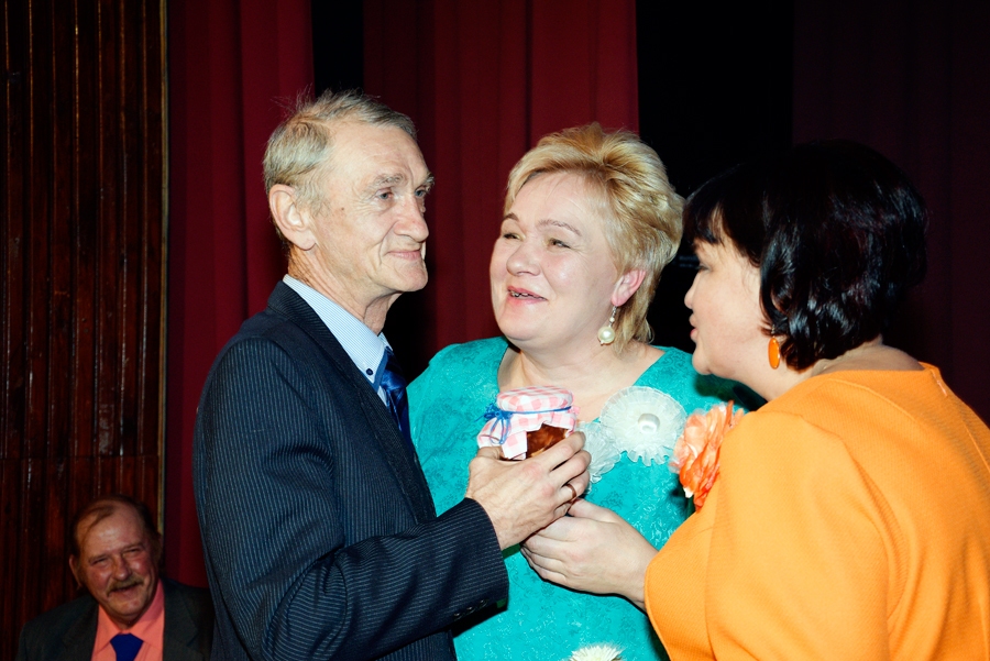 Svitenes amatierteātra «Šurumburums» pirmais režisors Edvīns Hegenbarts sveic ilggadējās kolektīva dalībnieces Ligitu Kļaviņu (no labās) un Līgu Duntavu. 
Autors: Ivars Bogdanovs