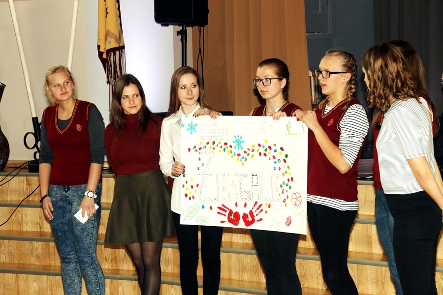 Bauskas Valsts ģimnāzijas meitenes rāda radošo mākslas darbu. 
Autors: Uldis Varnevičs