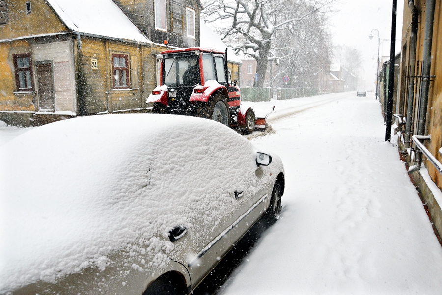 SIA «Vides serviss», atslogojot roku darbu, šogad ziemas sezonā plāno maksimāli mehanizēt sniega tīrīšanu.
Autors: Ivars Bogdanovs