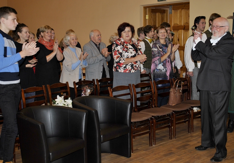 Kurmenieši savu izcilo novadnieku Knutu Skujenieku sagaidīja, piecēlušies kājās. 
Autors: Vilnis Auzāns