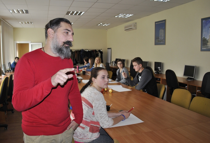 Semināru «Biznesa labo darbu un ideju akcelerators 2016» Bauskas biznesa inkubatora telpās vada Dmitrijs Ščegoļevs (no kreisās). 
Autors: Vilnis Auzāns