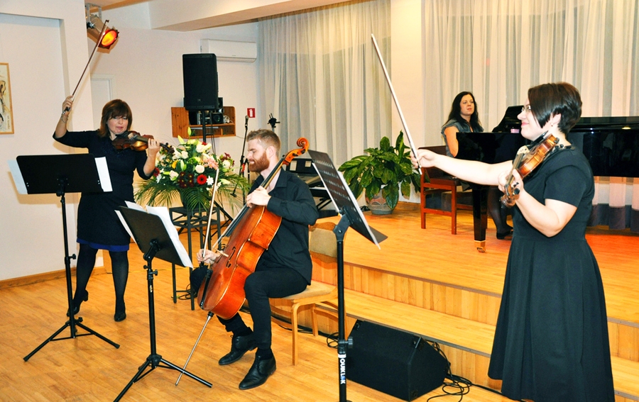 Čellists Mareks Radzēvičs kopā ar vijolniecēm izpilda Ādolfa Skultes skaņdarbu «Arietta».
Autors: Žanna Zālīte