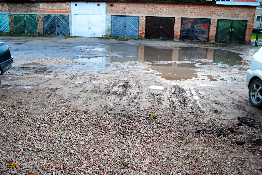 Pirms sniega. Peļķi pie Slimnīcas ielas 3. nama no lietusūdens novadīšanas sistēmas šķir vien daži metri.
Autors: Aculiecinieka foto.