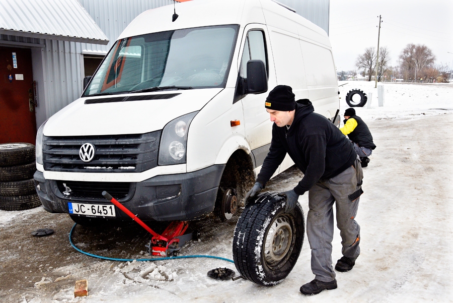 Edvīns Babuka, Bauskas «Hankook» riepu centra vadītājs, klientu spēkratiem riepas maina pat ārā, lai neveidotos rindas.
Autors: Ivars Bogdanovs