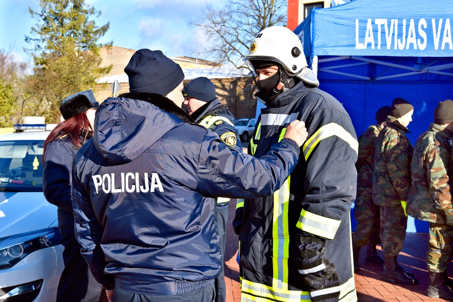 Mūsu drošība ir divu draudzīgo spēka struktūru – policistu un ugunsdzēsēju – stiprajās rokās. Vēl jo drošāk, ja viņi viens otram draudzīgi sit pa plecu.
Autors: Ivars Bogdanovs