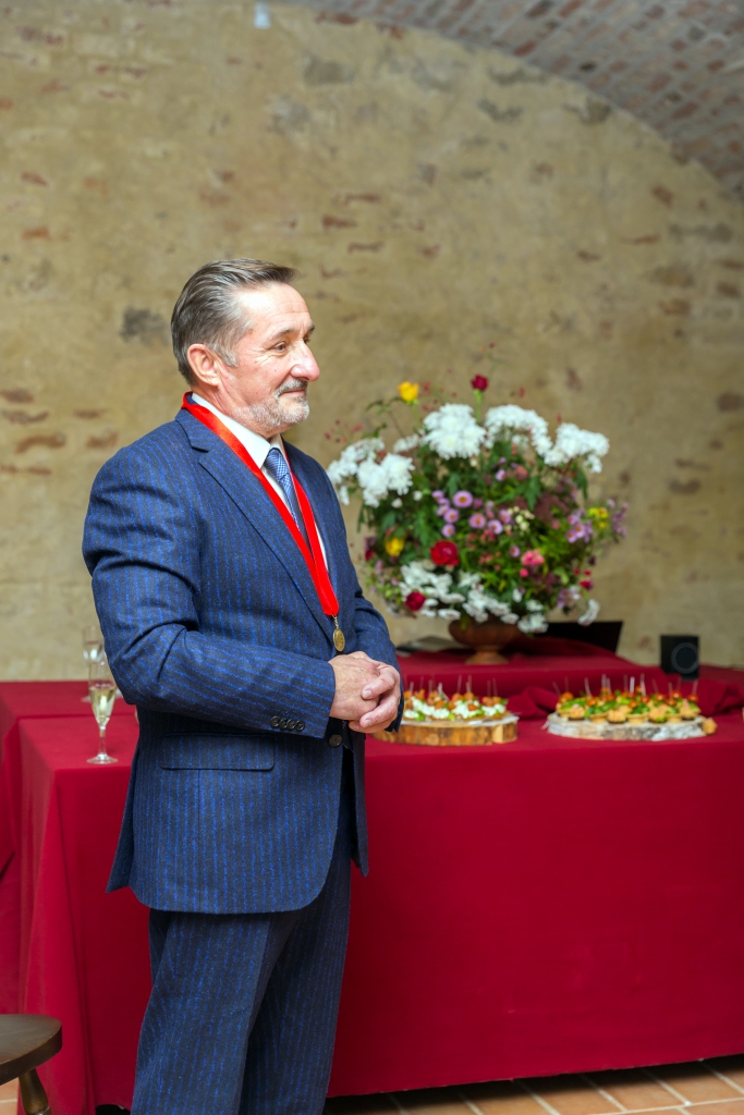 Vladimirs Barskovs: «Kad braucu studēt uz Latviju, pats sev, arī mājiniekiem biju nosolījies, ka pēc augstskolas noteikti atgriezīšos Krievijā. Taču kopmītnēs kāds istabiņas biedrs man sacīja: «Nekur tu, Vladimir, neaizbrauksi! Dabūsi darbu, apprecēsies un te arī paliksi. Tam studentam izrādījās taisnība.» 
Autors: Edgars Namiķis