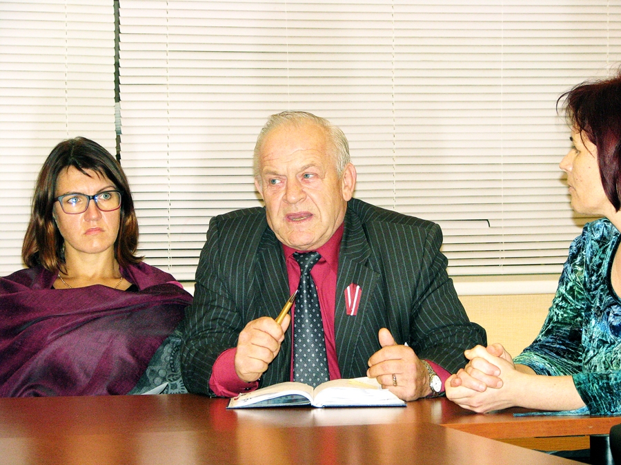 Alvis Feldmanis, Bauskas novada domes priekšsēdētāja vietnieks, 2015. gada 9. novembrī, tiekoties ar pedagogiem un sabiedrības pārstāvjiem Ozolaines pamatskolā, solīja: «Jums es varu pateikt – 2016./2017. mācību gadā Ozolainē būs pamatskola. Tiksimies 2017. gada jūnijā un skaitīsim, cik būs skolēnu, kāda būs situācija. Tad arī izlemsim, kā skola sāks darbu 2017. gada septembrī.» Nākamā gada jūnijs nav jāgaida. Deputāti jau šodien, 2016. gada 9. novembrī, sāks spriest par Ozolaines pamatskolas likvidēšanu. 
Autors: no «Bauskas Dzīves» arhīva