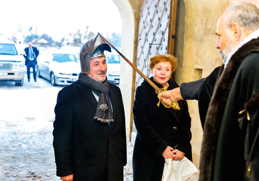 Vladimiru Barskovu sagaida pilī. SIA «Bauskas alus» valdes locekli Vladimiru Barskovu pils bruņinieka kārtā iesvēta pils muzeja direktors Māris Skanis. Saņemot goda titulu «fon», V. Barskovs solīja, ka no «Bauskas alus» pudeļu etiķetēm nekad nenozudīs Bauskas pils attēls. Kopā ar jubilāru svinīgajā ceremonijā bija arī viņa sieva Natālija. 
Autors: Edgars Namiķis
