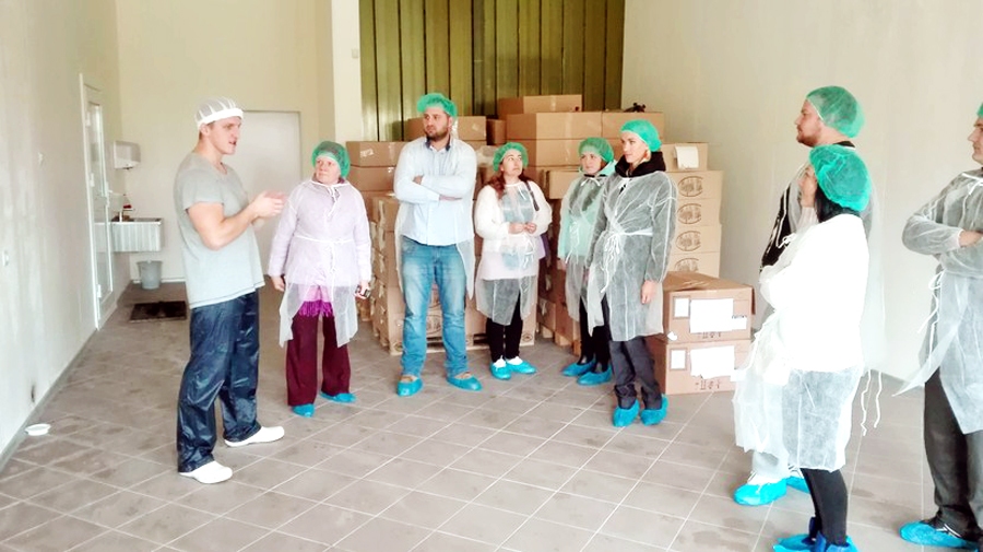 Roberts Cešeiko (no kreisās) uzņēmējdarbību sāk no nulles, krājot pieredzi un iedvesmojot citus jauniešus. 
Autors: no LLKC albuma.