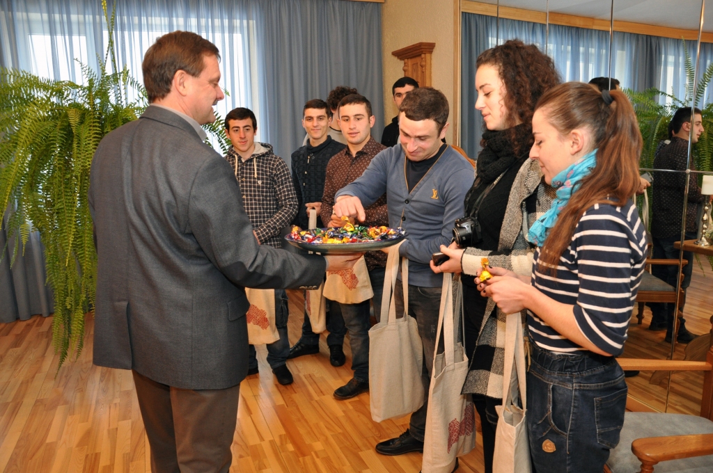 Guntis Kalniņš (no kreisās) Vecumnieku novada domes ēkā kopā ar Sačheres pašvaldības delegācijas pārstāvjiem. 
Autors: Žanna Zālīte