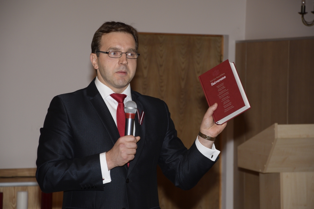 Aldis Laviņš dāvāja skolai Latvijas Satversmes izdevumu, kurā mūsu valsts konstitūcija lasāma ne tikai latviski, bet tulkota vairākās citās valodās.

Autors: Ivars Bogdanovs