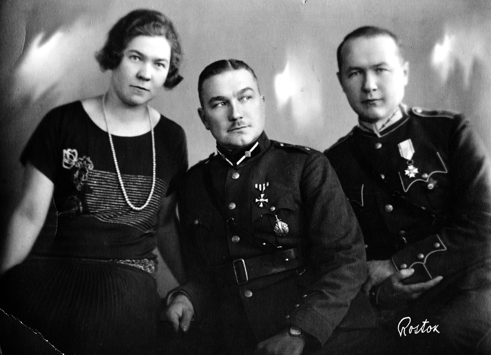 Latvijas armijas pulkvežleitnants Eduards Ceplītis (no labās), pulkvedis Rūdolfs Ceplītis kopā ar māsu Elvīru Ceplīti, 20. gadi.
Autors: no Bauskas muzeja krājuma.