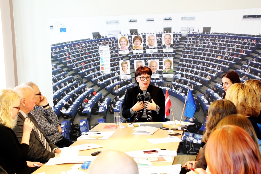 Sandra Kalniete (centrā).
Autors: no Eiropas Parlamenta Informācijas biroja albuma.