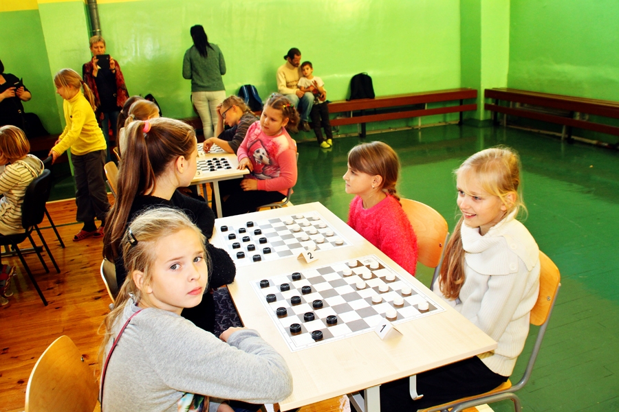 Latvijas kausa izcīņa dambretē. Alise Ūbele (no labās), Maruta Opočkina un Elza Zandere (ceturtā no labās) aizvada spēles pie pirmajiem četriem – pašiem spēcīgākajiem – galdiņiem.
Autors: Uldis Varnevičs