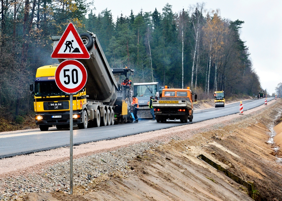 Ceļa Bārbele–Skaistkalne visos posmos, kur bija grants segums, jau ieklāta asfalta pamatkārta. 
Autors: Ivars Bogdanovs