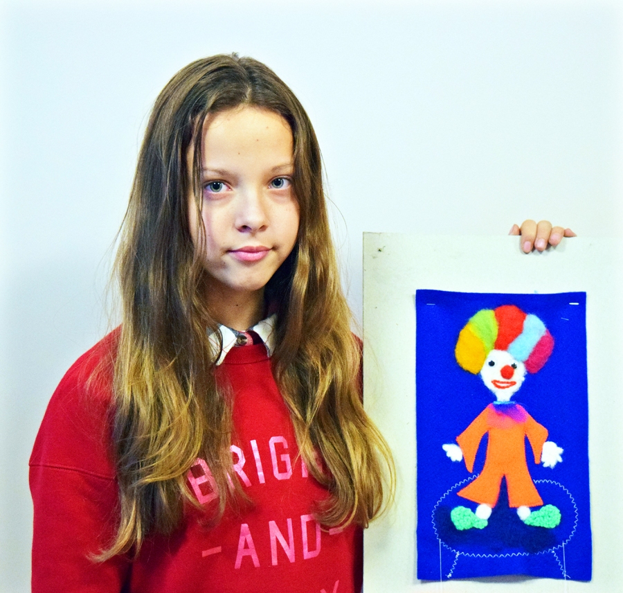 Paula Sipoviča, konkursa laureāte, demonstrē savu tekstilmozaīkas darbu «Cirks». 
Autors: Niks Edušs