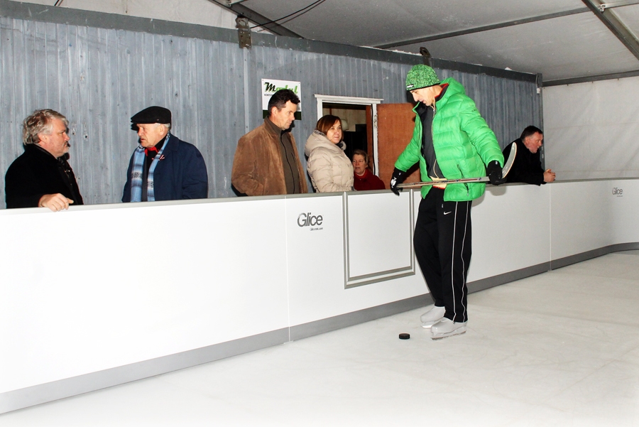 Zintis Alksnis (slidotavā) nodrošinās slidotavas darbību. 
Autors: Uldis Varnevičs