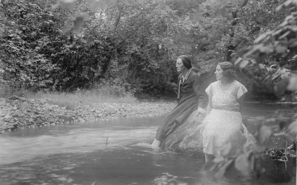 Dažas Jāņa Rozentāla bildes no pirmās brīvvalsts laikā veidotā fotoarhīva, ko jauniegūtās mājas bēniņos iepriekš atrada iecavnieka Kaspara Beitiņa ģimene, bija apskatāmas «Liepu» jubilejas sarīkojumā šogad pavasarī.