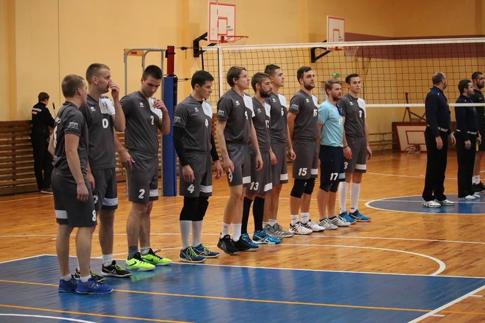 Volejbola komandas «Vecumnieki» spēlētāji pirms mača ar «Ozolnieku» vienību.

Autors: No albuma.