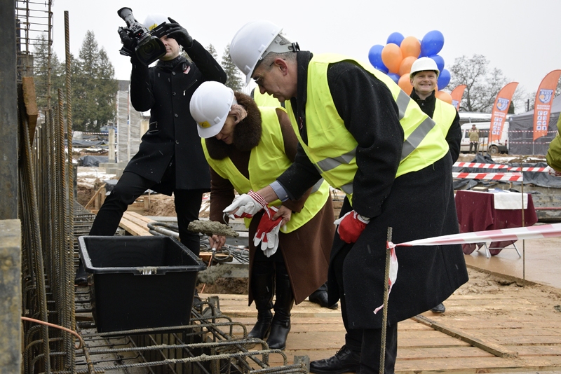 Kapsulu ar vēstījumu nākamajām paaudzēm ievietoja ēkas pamatos vietā, kur pēcāk atradīsies siltummezgls. 

Autors: Ivars Bogdanovs