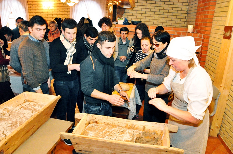 Bārbeles pagasta brīvdabas muzeja «Ausekļu dzirnavas» saimniece Aina Mediņa gruzīniem rāda, kā veidojams maizes klaipiņš.
Autors: Žanna Zālīte