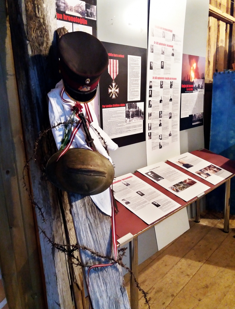 Ekspozīcijā «Arhīva» muzejā Lāčplēša dienai veltīta instalācija ar brīvības cīnītāju un zemessargu ekipējumu.
Autors: Antra Ērgle