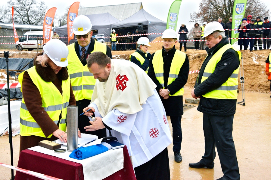 Kapsulā ievietotajā vēstījumā parakstījās priesteris Andrejs Mediņš, novada domes priekšsēdētājs Raitis Ābelnieks, Bērnu un jaunatnes sporta skolas direktore Biruta Grantiņa, SIA «Abora» valdes loceklis Juris Kravalis.
Autors: Ivars Bogdanovs