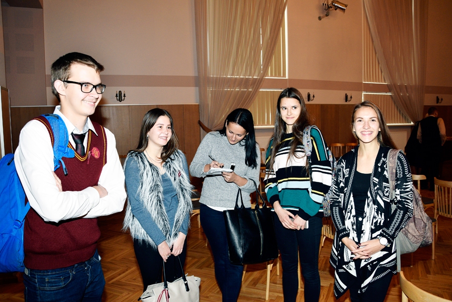 Jauniešiem Sendijai Jakobsonei (no labās), Inesei Tarvidai, Valērijai Žukovskai, Rūtai Burkovskai un Ērikam Liepam lekcija par Satversmes tiesu likās par īsu.
Autors: Ivars Bogdanovs