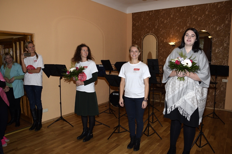 Ieva Lauka (no labās) dzīvo Priekuļos. Bauskā viņa viesojās pirmo reizi. «Tuvojoties Ziemassvētkiem, cilvēki cits par citu vairāk domā un cenšas iepriecināt, bet nereti nepelnīti aizmirsti tiek pensionāri, īpaši pansionātos mītošie. Līdz ziemas saulgriežiem negribējām gaidīt, tāpēc kopā ar draugiem valsts svētkos vēlējāmies dāvināt skaistu muzikālu priekšnesumu pansionātā dzīvojošajiem,» stāsta sapņa autore. 
Autors: Ivars Bogdanovs