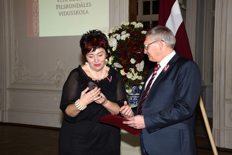  Nomināciju «Gada skolotājs» ieguva Pilsrundāles vidusskolas pedagoģe Vita Rozēna. Apbalvojumu pasniedz Rundāles novada domes priekšsēdēyājs Aivars Okmanis.
Autors: Ivars Bogdanovs