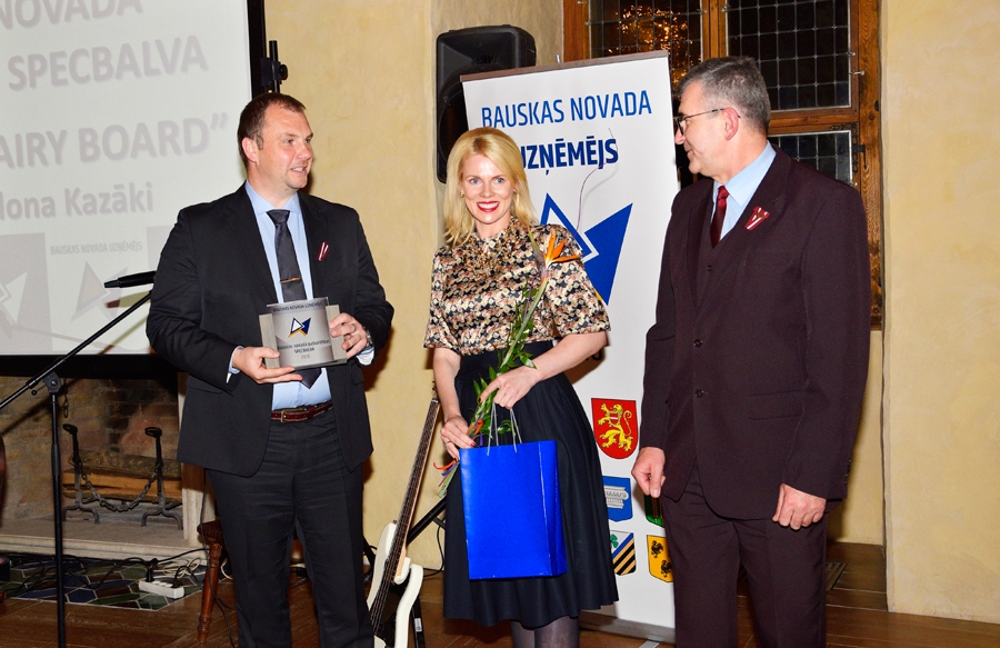 
Kaspars un Ilona Kazāki, SIA «Baltic Dairy Board» valdes pārstāvji, saņem Bauskas novada domes speciālbalvu par inovatīvas un vērienīgas ražotnes atvēršanu. To pasniedzis domes priekšsēdētājs Raitis Ābelnieks (no labās).
Autors: Ivars Bogdanovs