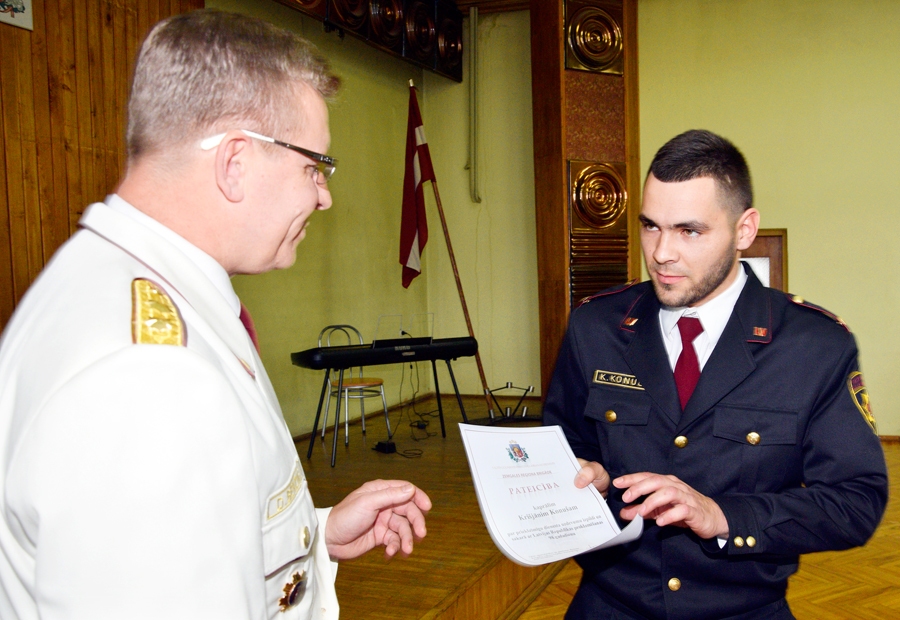 Vecumnieku posteņa vada komandiera vietniekam Krišjānim Konušam piešķirta VUGD Zemgales reģiona brigādes pateicība.
Autors: Ivars Bogdanovs