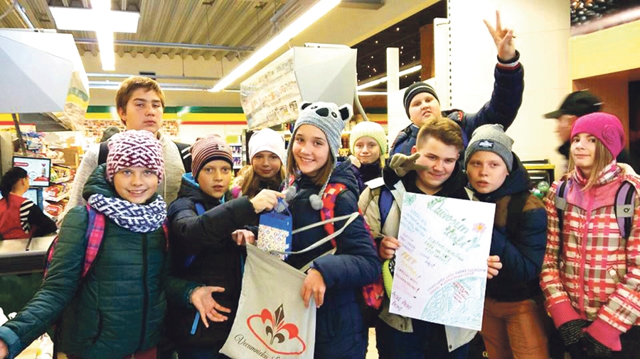 Vecumnieku vidusskolas 6.a klase veikalā «Elvi» iepazīstina pircējus un veikala vadītāju ar plastmasas maisiņu kaitīgo ietekmi uz vidi. Skolēni demonstrēja īsfilmu «Plastmasas maisiņa ceļš».
Autors: no skolas albuma