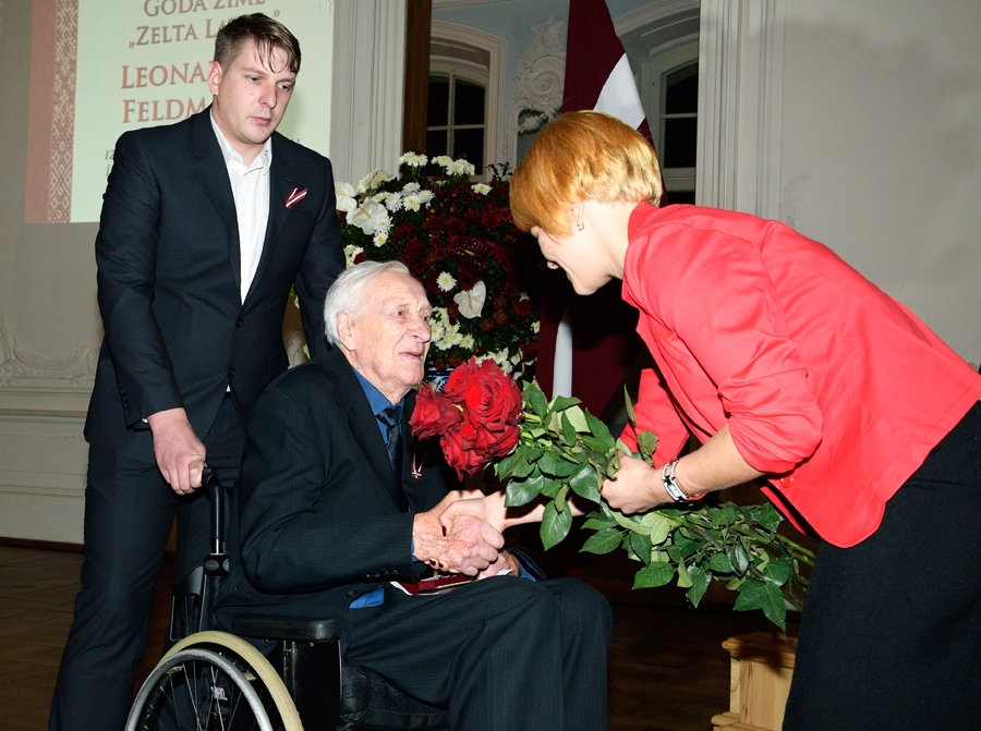 Leonards Feldmanis, pensionētais skolotājs, saņēma pašvaldības augstāko apbalvojumu – goda zīmi «Zelta lauva» – par mūža ieguldījumu izglītības jomā.
Autors: Ivars Bogdanovs