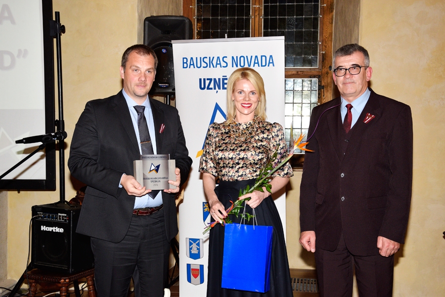 Kaspars un Ilona Kazāki, SIA «Baltic Dairy Board» valdes pārstāvji, saņem Bauskas novada domes speciālbalvu par inovatīvas un vērienīgas ražotnes atvēršanu. 
Autors: Ivars Bogdanovs