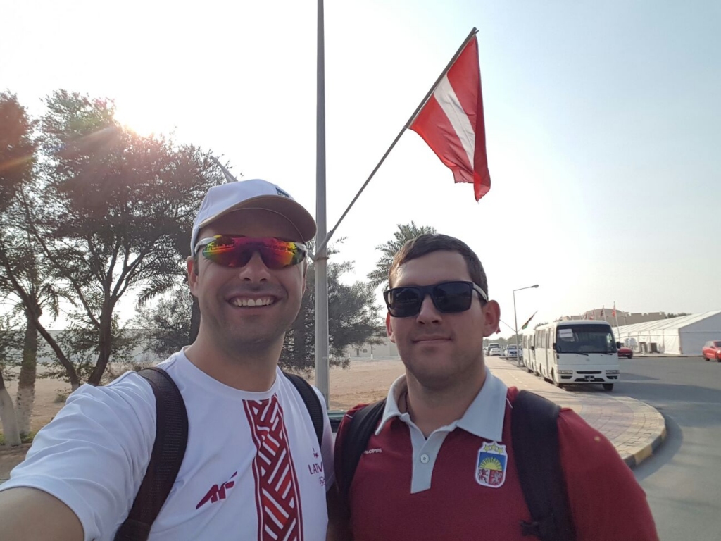 Dainis Upelnieks (no kreisās) kopā ar Egilu Āboliņu vienā no Kataras šautuvēm ar sociālā tīkla «facebook» starpniecību sūtīja sveicienus ģimenei un draugiem Latvijas valsts svētkos. 
