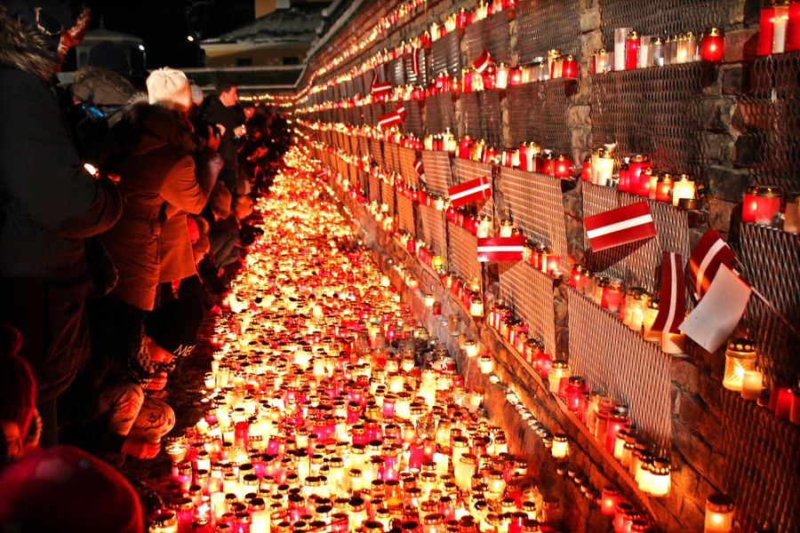 Lāčplēša dienā gaismas liesmiņu siena 11. Novembra krastmalā raisīja aizkustinājuma asaras, 18. novembra lāpu gājiens – lepnumu par latviešu spēku.
Autors: Ingrīda Punka