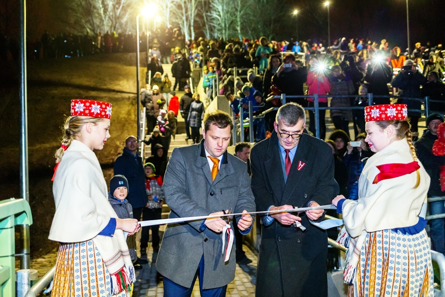 Jauno gājēju tiltiņu pār Mūsu svinīgi atklāj Bauskas novada domes priekšsēdētājs Raitis Ābelnieks (no labās) un SIA «Tilts» atbildīgais būvdarbu vadītājs Artjoms Gridņevs.
Autors: Edgars Namiķis