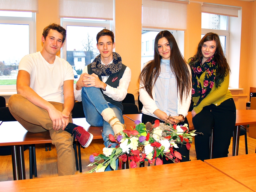 Jaunieši Kristaps Anspoks (no kreisās) Hugo Huberts Puriņš, Katrīna Karele un Betija Celitane skolai jubilejā vēl arī turpmāk būt par otrajām mājām.
Autors: Antra Ērgle