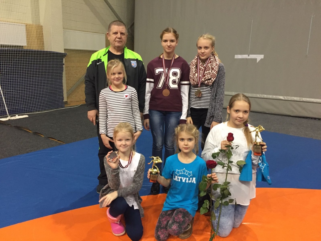 Treneris Jurijs Ručkanovs kopā ar savām brīvās cīņas audzēknēm.
Autors: No albuma.