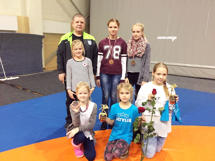 Brīvās cīņas sportistes un treneris Jurijs Ručkanovs.
Autors: no komandas albuma