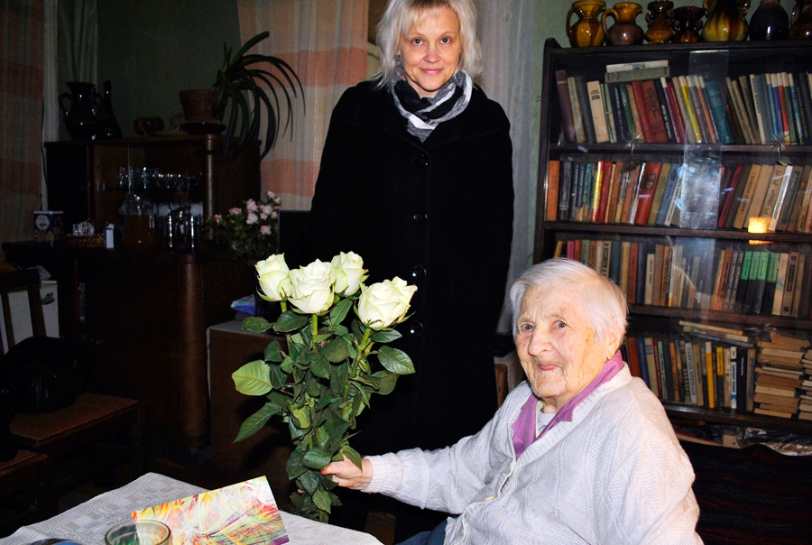 Jubilāri sveic Codes pagasta pārvaldes vadītāja Dace Šķiliņa.
Autors: Māris Krūmiņš