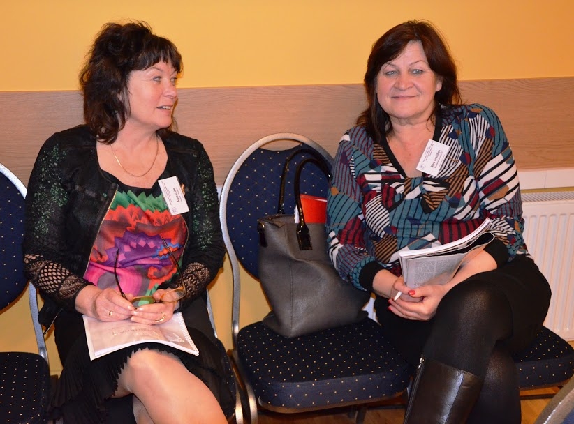 Sarunā par arodbiedrības darbu iesaistījusies Latvijas Izglītības un zinātnes darbinieku arodbiedrības Bauskas nodaļas vadītāja Māra Graudiņa (no labās)  un Iecavas vidusskolas direktore Agra Zaķe.
Autors: Vilnis Auzāns