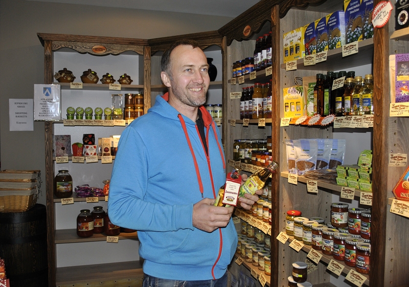 Rīdzinieks Dzintars Lācis ieinteresēts iepērkas veikalā «Bauskas miestiņš un citi labumi». 
Autors: No arhīva.