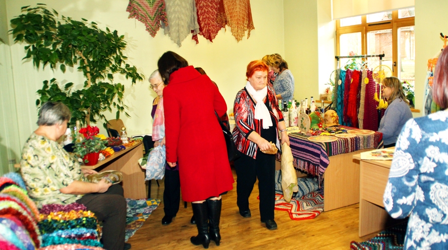 Biedrības «Bauskas novada Aspazijas» dalībnieces un apmeklētāji pagājušajā nedēļā rosījās izstādē Bauskas novada sociālajā dienestā.
Autors: Uldis Varnevičs